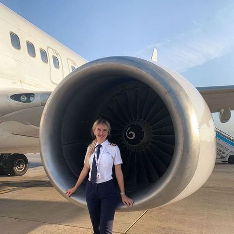 Reposting Female Pilots on Instagram: "• @svobodova_denisa In thrust we trust. . . . . #b737 #boeing #pilot #czechgirl" Lady Pilot Aesthetic, Aircraft Maintenance Engineer, Pilot Career, Student Pilot, Stealth Aircraft, Women Wearing Ties, Pilots Aviation, Airline Pilot, Aircraft Maintenance