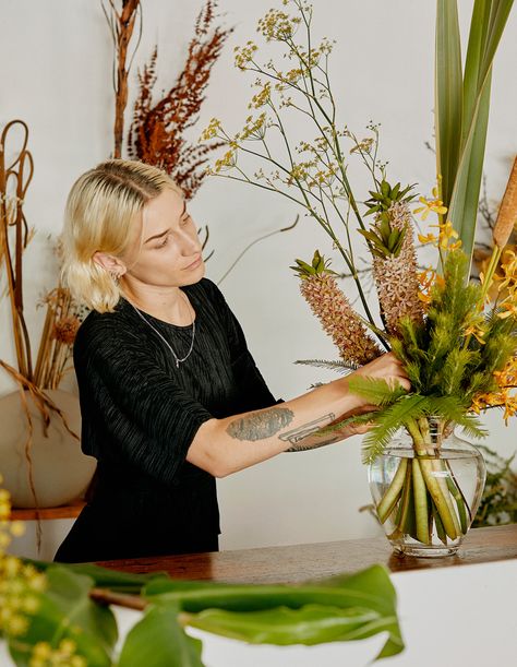 A Foraging Florist Making The Most Of Everyday Materials Flower Shop Photography, Florist Headshots, Florist Reference, Floral Studio Work Spaces, Florist Portrait, Florist Lifestyle, Florist Photoshoot, Florist Instagram, Environmental Photography