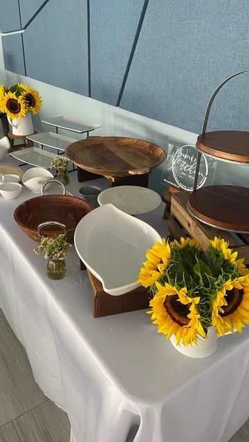 Sunflowers In Kitchen, Sunflower Grazing Table, Sunflower Buffet Table, Outdoor Lunch Table Setting, Brunch Set Up Ideas Buffet Tables, Brunch Spread Table, Lunch Buffet Ideas, Sunflower Party Ideas, Kampers Kitchen