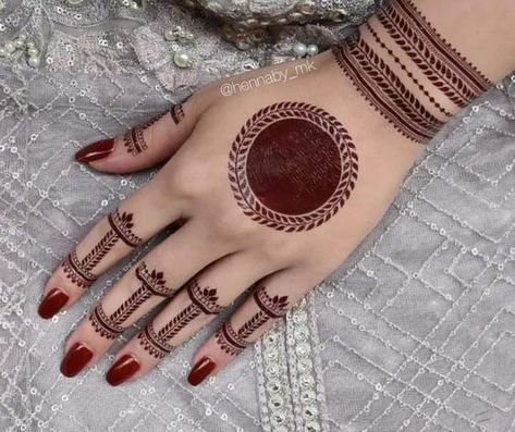 20+ Backhand Mehndi Designs to Make You Stand Out Diwali Mehendi, Round Mehndi Design, Hand Mehndi Designs, Mehndi Designs Simple, Back Hand Mehndi, Mehndi Outfit, Designs Mehndi, Latest Henna Designs, Simple Mehndi Designs Fingers