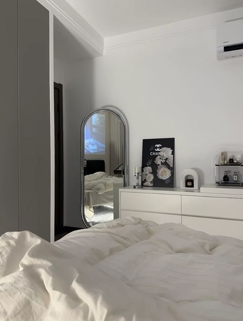 15 Sqm Bedroom Design, Acubi Room Style, Room Inspo Aesthetic Minimalist, Acubi Room, Room Inspo Modern, Room Inspo Aesthetic, White Room Decor, Room Redesign, Aesthetic Minimalist