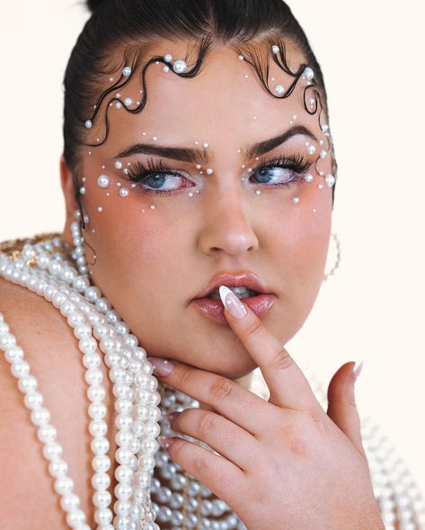 Clutch your pearls ✨ with @jayci_nicole_ This month in my educational community, photographers were challenged to do a beauty photoshoot, so I decided to do one too! If you want to join in on the monthly challenges and watch 150+ videos lessons on photography as soon as you join, go to patreon.com/madetomake 📸 Miss @jayci_nicole_ is a double threat with her modeling and makeup skills! She absolutely killed this look. 🫶🏻 @makeupby_jayci Editorial Beauty Makeup, Pearl Editorial Makeup, Pearls Photoshoot Ideas, Pearl Skull Makeup, Pearl Makeup Look, Photoshoot Makeup Ideas, Pearls Photoshoot, Diamond Photoshoot, Makeup With Pearls