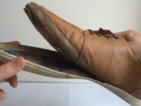 Fix a shoe with a detached sole. Shoe Repair Diy, Shoe Sole Repair, Diy En Cuir, Shoe Makeover, Repair Clothes, Inside Shoes, Shoe Sole, Old Shoes, Gold Diy