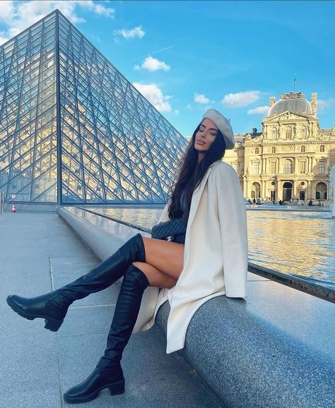 France November Outfit, Paris Vacation Outfit Winter, Paris Eiffel Tower Outfit, Paris Picture Ideas Winter, Paris Outfits December, Louvre Outfit Ideas, Canada Outfit Ideas, Paris In January Outfits, Paris Looks Winter