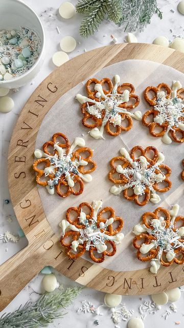 Pretzel Snowflakes, Christmas Tree Desserts, Christmas Pretzels, Bake Christmas, Chocolate Store, Melted White Chocolate, Christmas Baking Cookies, Food Decorations, Christmas Food Gifts