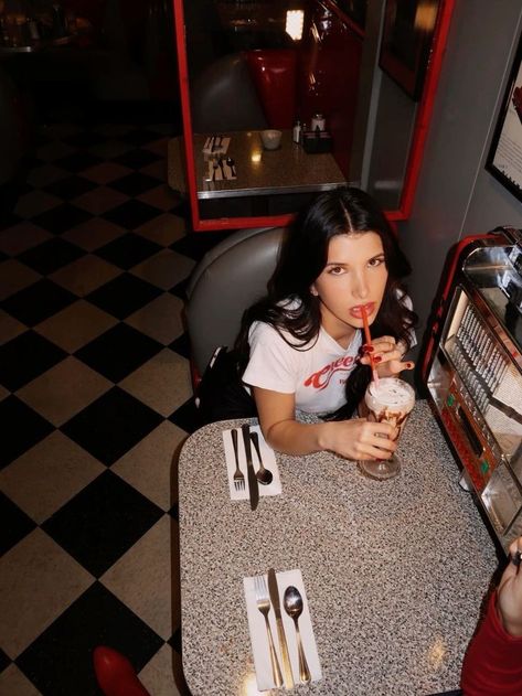 90s Diner Photoshoot, Retro Restaurant Photoshoot, Retro Dinner Photoshoot, Posing With Cake Aesthetic, American Diner Photoshoot, Mcdonald's Photoshoot, Retro Birthday Photoshoot, Diner Photoshoot Ideas, Taco Bell Photoshoot