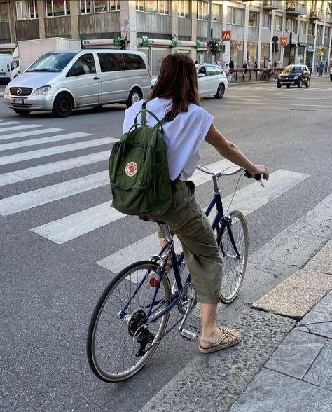 Green Backpack Outfit, Kanken Bag Aesthetic, Kanken Backpack Outfit, Fjallraven Kanken Aesthetic, Kanken Backpack Aesthetic, Kanken Aesthetic, Fjallraven Backpack, Belt Bag Outfit, Backpack Fjallraven