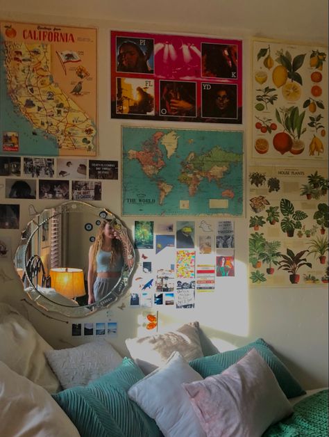 Outdoorsy Room Decor, Granola Room Inspiration, Granola Bedding, Beachy Dorm Room Aesthetic, Eccentric Dorm Room, Outdoorsy Room Aesthetic, Green And Orange Dorm Room, Outdoorsy Bedroom Ideas, Dorm Room Ideas Indie