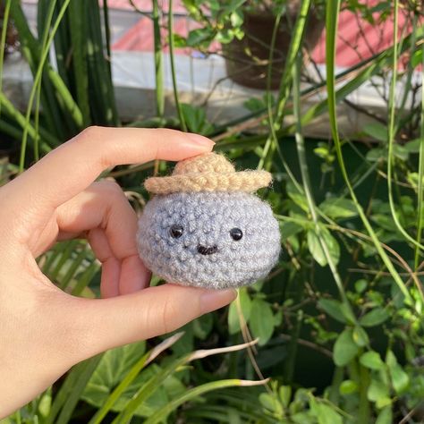 jaz 🌻 on X: "doljjong 🥺 https://t.co/545QM7M9Te" / X Crochet Keychain Pattern, Clay Diy Projects, Crochet Animals Free Patterns, Beginner Crochet Projects, Line Art Design, Crochet Keychain, Hand Embroidery Art, Diy Crochet Projects, Cute Diys