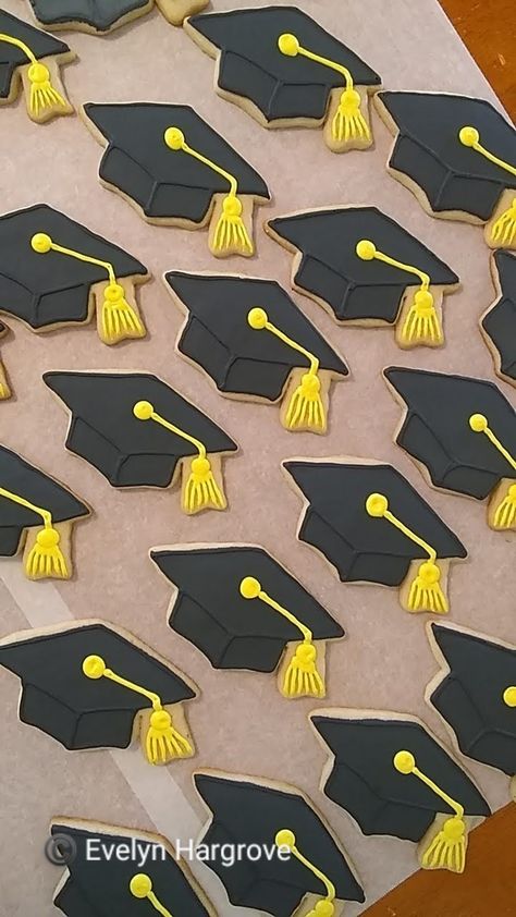 Graduation Hat Cookies Decorated, Grad Cap Cookies Decorated, Graduation Hat Cookies, Graduation Cut Out Cookies, Graduation Cap Sugar Cookies, Graduation Cap Cookies Decorated, Simple Graduation Cookies, Grad Cap Cookies, Graduate Cookies