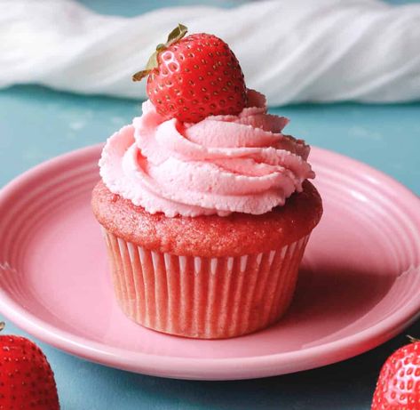 Ideas With Strawberries, Vegan Strawberry Cupcakes, Strawberry Cupcake Recipes, Beginner Baker, Strawberry Buttercream Frosting, Strawberry Cupcake, Strawberry Frosting, Strawberry Buttercream, Vegan Cakes