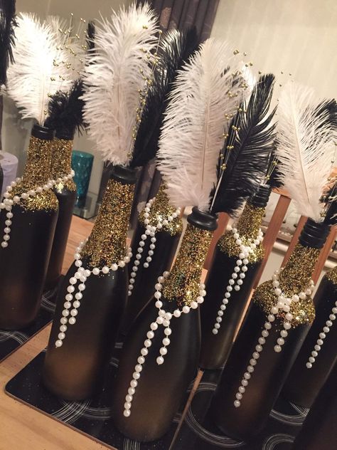 Black Hollywood Theme Party, Gabsy Party Ideas, Black And Gold Prom Centerpieces, Jazz Brunch Decorations, Gatsby Themed Table Decor, Black And Gold Party Centerpieces Diy, The Great Gatsby Party Decorations, Roaring 20s Party Centerpieces, Roaring 50s Party