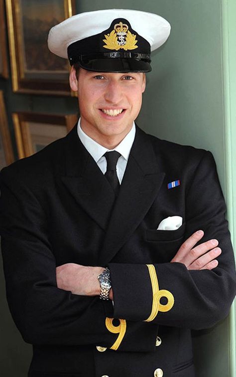 Royal Navy Uniform, Principe William Y Kate, Man In Uniform, Prince William Family, Prince William Et Kate, News Logo, Diana Williams, Estilo Kate Middleton, Prins William