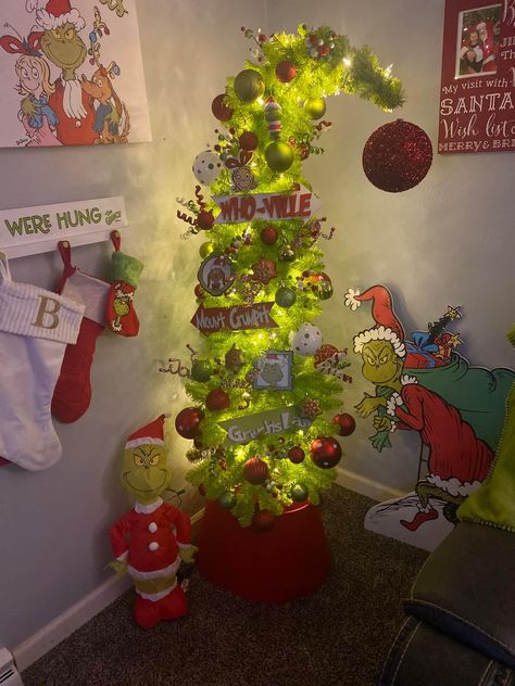 Grinch Christmas Bedroom Decor, Grinch Christmas Room Decor, Grinch Room Decor Ideas, Grinch Christmas Decorations Bedroom, Grinch Indoor Decorations, Grinch Bedroom Ideas, Hobby Lobby Grinch Tree Decorated, Grinch Tree Decorating Ideas, Grinch Themed Bedroom