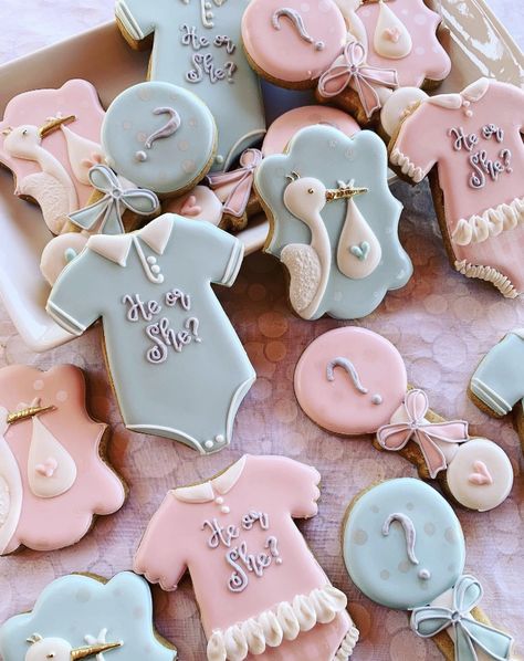 He Or She Gender Reveal Cookies, He Or She Cookies, Gender Reveal Sweets Table, Gender Reveal Cookies Ideas, Gender Reveal Candy Table, Gender Reveal Sugar Cookies, Gender Reveal Candy, Gender Reveal Cake Pops, Gender Reveal Baby Shower Ideas