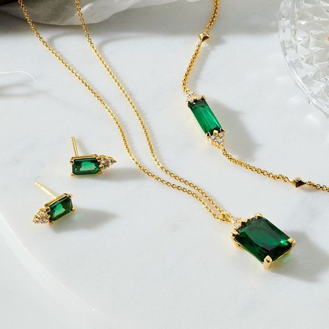 Luxury Green Jewelry, Coloured Stones Jewellery, Colour Stone Jewellery, Emerald Jewelry Set, Green Gold Jewelry, Color Stones Jewelry, Green Stone Necklace, Fancy Jewellery Designs, Gold Pendant Jewelry