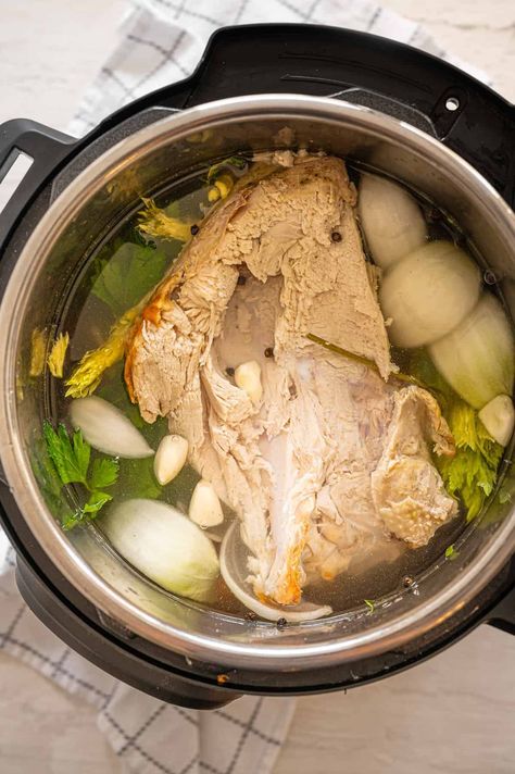 Instant Pot Broth, Slow Cooker Chicken Broth, Homemade Chicken Broth, Make Chicken Broth, Chicken Broth Recipes, Freezer Food, Slow Cooker Freezer Meals, Turkey Broth, Healthy Freezer Meals