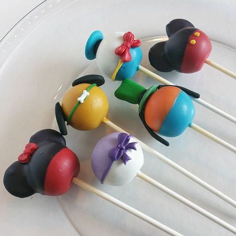 Mickey and the Gang 33 Cake, Mickey Cake Pops, Disney Cake Pops, Mickey Mouse Clubhouse Cake, Disney Themed Cakes, Twodles Birthday, Cake Pop Designs, Mickey Cakes, Cake Pop Stands