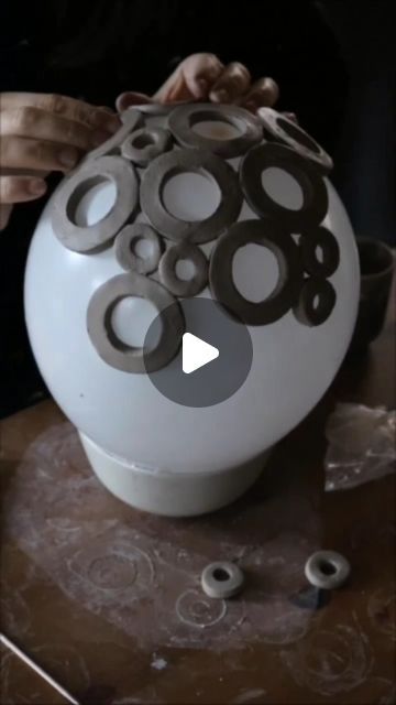 Artist Reels, Amazing Pottery, Coil Pottery, Slab Ceramics, Beginner Pottery, Pottery Videos, Sculptures Céramiques, Clay Diy Projects, Pottery Handbuilding