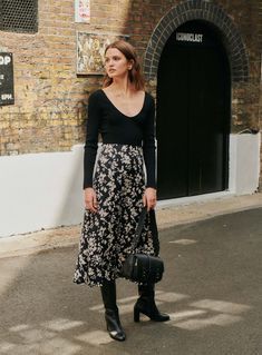 Floral Skirt Outfits Winter, Fall Midi Skirt Outfits With Boots, Long Skirt With Boots, Fall Midi Skirt Outfit, Skirt And Cardigan Outfit, Floral Midi Skirt Outfit, Skirt Outfits With Boots, Midi Rock Outfit, Midi Skirt Outfits