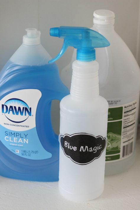 Blue Magic Easy DIY Tub and Tile Cleaner.  Works best at removing soap scum from glass showers. Tub And Tile Cleaner, Bath Diy, Bathtub Cleaner, Savon Diy, Cleaning Bathroom, Tile Cleaners, Tub Cleaner, Deep Cleaning Tips, Blue Magic