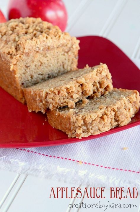 Applesauce Bread with cinnamon oat topping. Such a yummy fall bread recipe! Apple Sauce Bread, Applesauce Bread Recipe, Bread Recipe Healthy, Recipe Using Applesauce, Fall Bread, Fall Bread Recipes, Mini Bread Loaves, Canned Applesauce, Applesauce Bread