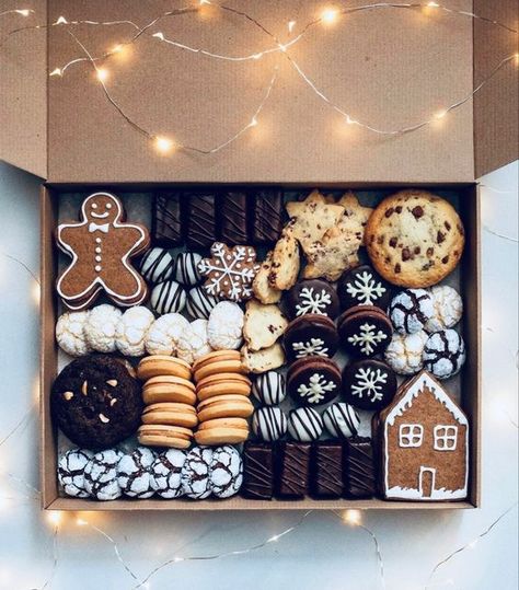 Cookie Box Ideas Christmas, Holiday Cookie Basket Ideas, Christmas Cookie Goodie Bags, Baking Box Ideas, Christmas Baking Packaging Ideas, Cookie Business Aesthetic, Best Neighbor Christmas Gifts, Christmas Cookies Packaging Ideas, Cookie Boxes Packaging Diy