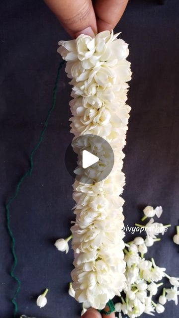 Temple Flower Decoration Indian, Poo Malai For Wedding, Flower Bangles Wedding, How To Make Flower Garland, Diy Flower Garland Wedding, Diy Flower Garland, Indian Floral Decor, Jasmine Garland, Garland With Flowers