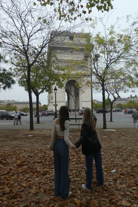 Autumn France Outfits, Paris Aesthetic Fashion Fall, Paris In October Aesthetic, Studying In France Aesthetic, Fall In Paris Aesthetic, Outfits For Paris In October, Paris With Friends Aesthetic, Paris Fall Aesthetic, Paris Best Friends