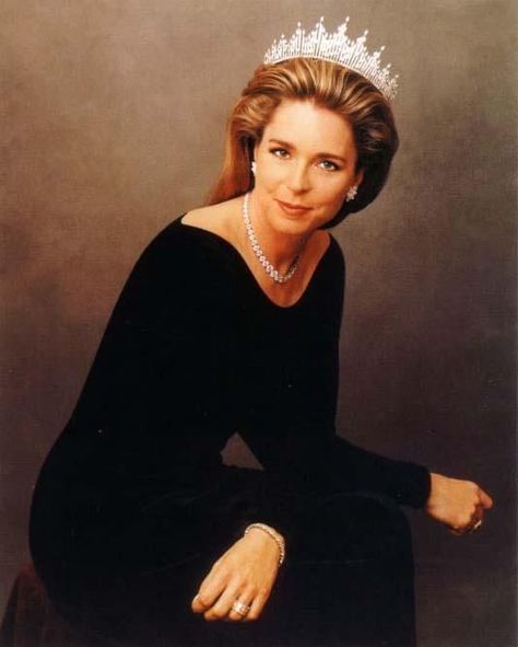 Queen Of Jordan - Queen Noor Queen Noor Of Jordan, Queen Noor, Jordan Royal Family, Royal Crown Jewels, Royal Crowns, Queen Rania, Royal Tiaras, European Royalty, Royal House