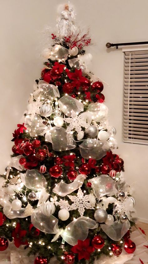 White Silver Red Christmas Decor, Christmas Tree Red White And Silver, Red White And Silver Christmas Tree Decorating Ideas, Christmas White Tree Ideas, Red And White Christmas Theme, Red Silver And White Christmas Tree, Red White And Silver Christmas Tree, Xmas Tree Themes, Red And White Christmas Tree Ideas