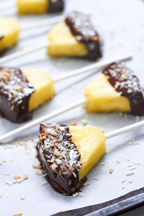 Chocolate covered pineapple pops #chocolatecoveredstrawberries Chocolate Covered Pineapple, Pineapple Dip, Sommer Mad, Healthy Food Swaps, Chocolate Covered Fruit, Food Swap, Läcker Mat, حلويات صحية, Chocolate Coconut