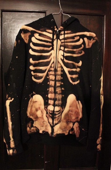 Skeleton Bleach Jacket, Bleach Skeleton Hoodie Tutorial, How To Paint With Bleach, Bleach Art Clothes Ideas, Alternative Diy Clothing, Thrift Ideas Clothes, Custom Clothes Diy, Drawing On Clothes, Bleach Art Clothes