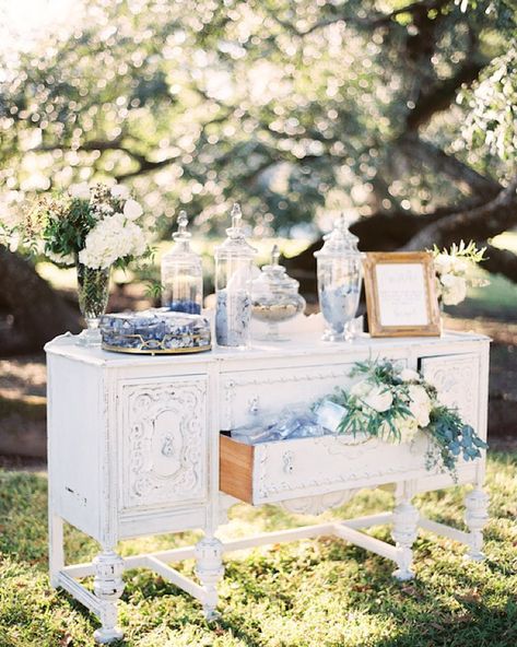 Inspiring brides to cultivate a life full of love, and to create a meaningful beginning to marriage. Welcome, y'all! Shop: SouthernWeddingsShop.com Chinoiserie Wedding, Confetti Bars, French Country Wedding, Louisiana Wedding, Small Wedding Cakes, Wedding Exits, Festa Party, Blue Bridal, Glitter Wedding