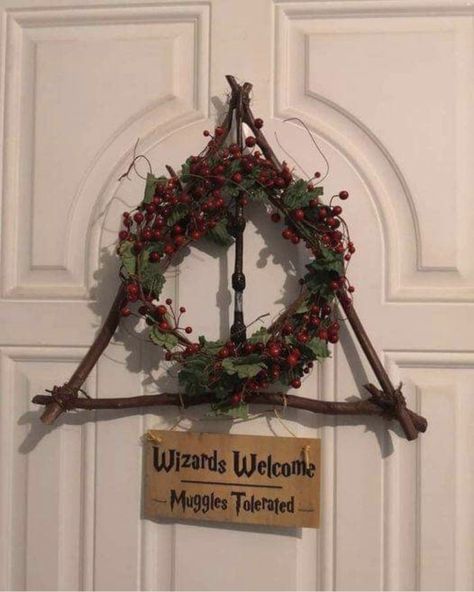 Hogwarts Christmas Decorations, Christmas Harry Potter Aesthetic, Christmas Harry Potter Decoration, Crhitsmas Ideas, Harry Potter Theme Christmas, Deco Noel Harry Potter, Harry Potter Wreath, Harry Potter Christmas Decorations, Harry Potter Christmas Tree