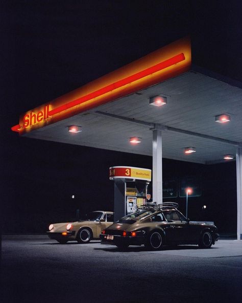 Porsche Commercial, Gas Station At Night, Men Cars Photography, Commercial Ideas, Porsche Garage, Station Essence, Porsche Classic, Car Pics, Porsche Macan