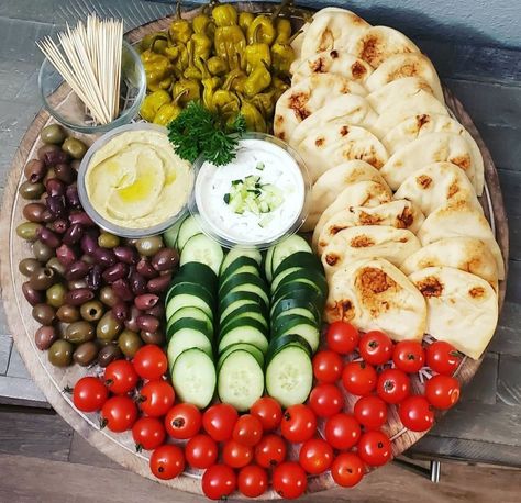 Platters boards Mediterranean Food For Party, Greek Snack Board, Greek Food Party Ideas, Mamma Mia Charcuterie Board, Mediterranean Party Food Ideas, Greek Charcuterie Board Ideas, Cucumber Charcuterie Board, Naan Platter, Greek Dinner Party Table