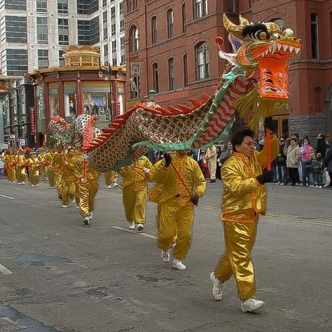 http://dc.about.com/od/specialeventphotos1/ig/Chinese-New-Year-Parade-Pics/DSC01638.htm Chinese New Year Parade, Lion Dragon, Bollywood Party, Dragon Dance, Dragon Puppet, Extinct Animals, Chinese Dragon, Hollywood Stars, Chinese New Year