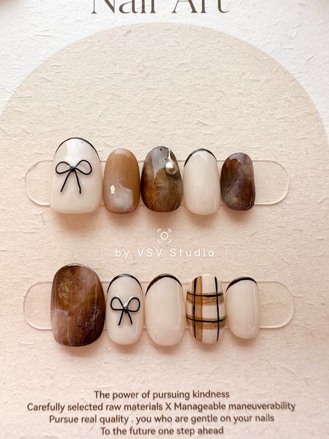 This nail set blends sophistication with a touch of rustic charm. The brown and off-white nails feature a soft ombre effect, creating a natural and earthy vibe. The French tips in off-white add a refined, classic touch, while the black, handcrafted wire bow accentuates the elegance of the design. Each blend of colors is unique, ensuring that every set is one-of-a-kind. Perfect for those seeking a chic yet organic look, this set brings a delicate balance of simplicity and artisanal craftsmanship