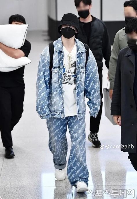 Kookcore Outfit, Balenciaga Outfit, Oversized Clothes, Bts Inspired Outfits, Jeon Jungkook Photoshoot, Streetwear Men Outfits, Jung Kook, Foto Jungkook, Airport Style