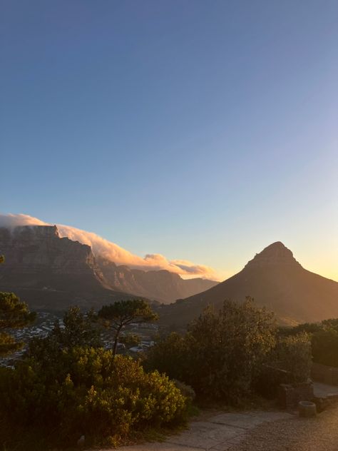 #cpt #southafrica #capetown #sunset #travel #goldenhour #traveltips #aesthetic Capetown City Aesthetic, Head Aesthetic, Africa Sunset, Mountain Lions, Lions Head, Sunset Travel, Senior Trip, Table Mountain, Mountain Lion