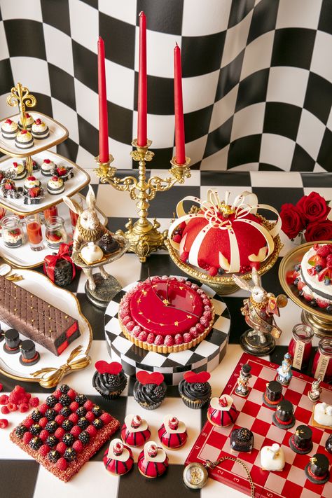 Queen Of Hearts Desserts, Alice In Wonderland Themed Desserts, Alice In The Wonderland Party, Alice In Wonderland Desserts, Alice In Wonderland Themed Food, Alice In Wonderland Food Ideas, Alice In Wonderland Theme Party, Alice In Wonderland Food, Alice Cake