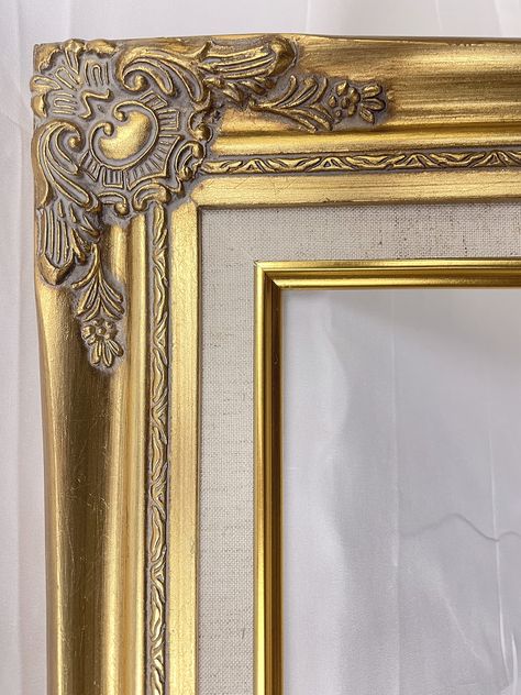 Gold Frame Painting, Salon Desk, Antique Photo Frames, Victorian Picture Frames, Diva Den, Manga Ideas, Frames Wall, Victorian Frame, Different Kinds Of Art