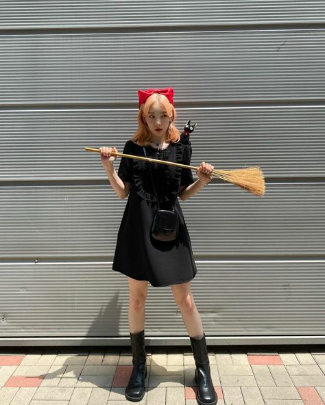 Kpop Halloween Costume, Kiki's Delivery Service Cosplay, Kpop Costume, Pretty Halloween Costumes, Halloween Costume Outfits, Halloween Inspo, Fantasias Halloween, Cute Halloween Costumes, Halloween Costumes For Girls