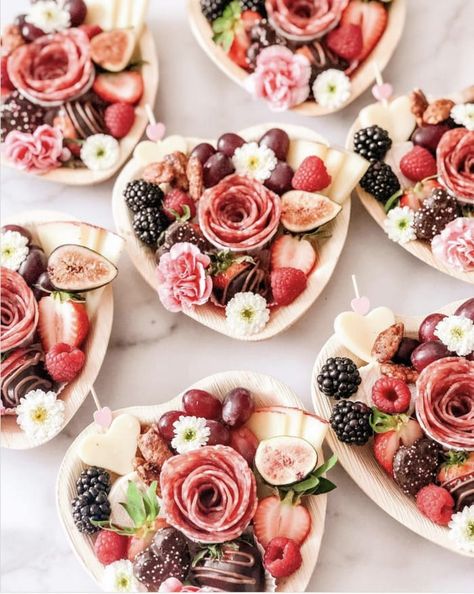 These Valentine's charcuterie board ideas are filled with meat, cheese, and even some Valentine's day candy. #valentines #charcuterie #valentinesday Chocolate Covered Strawberries Charcuterie, Charcuterie Catering, Valentines Party Food, Dessert Charcuterie, Appetizer Display, Valentines Brunch, Valentines Snacks, Charcuterie Board Ideas, Charcuterie Spread