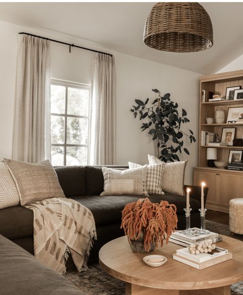 Organic Living Room, Brown Couch Living Room, Shoppe Amber Interiors, Home Design Inspiration, Neutral Living Room, Amber Interiors, Brown Living Room, Transitional Decor, Living Room Decor Apartment