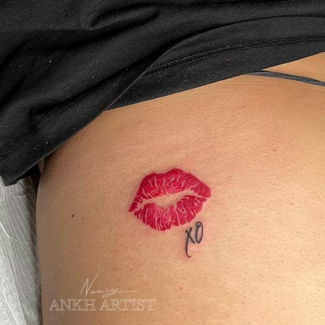 Kiss Lip Tattoos, Tato Realis, Tato Paha, Kiss Tattoos, Lipstick Tattoos, Tato Minimal, Cute Hand Tattoos, Tattoos For Black Skin, Pretty Tattoos For Women