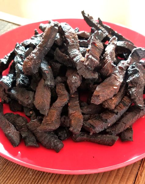 Smoked Venison Jerky Recipe, Venison Jerky Smoker, Venison Jerky Recipe Smoked, Smoked Deer Jerky, Smoked Jerky Recipes, Smoker Jerky Recipes, Deer Jerky Recipe, Venison Jerky Recipe, Jerkey Recipes