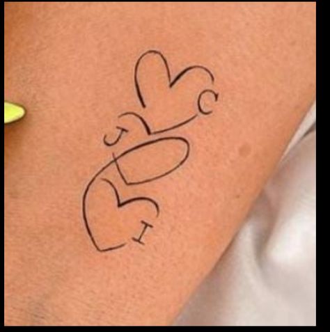 Simple Couples Tattoos, Simbols Tattoo, Tiny Wrist Tattoos, Mom Tattoo Designs, Tattoos With Kids Names, Mommy Tattoos, Tasteful Tattoos, Mother Tattoos, Tattoos Geometric