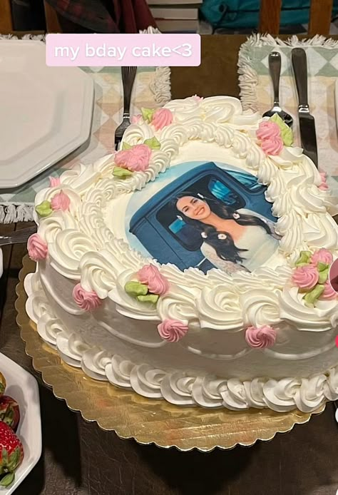 From tik tok! Lana Del Rey Birthday Cake, Lana Del Rey Birthday, Collage For Wall, Bolo Taylor Swift, Lana Del Rey Aesthetic, Rey Aesthetic, Wall Aesthetic, Cute Baking, Dream Cake